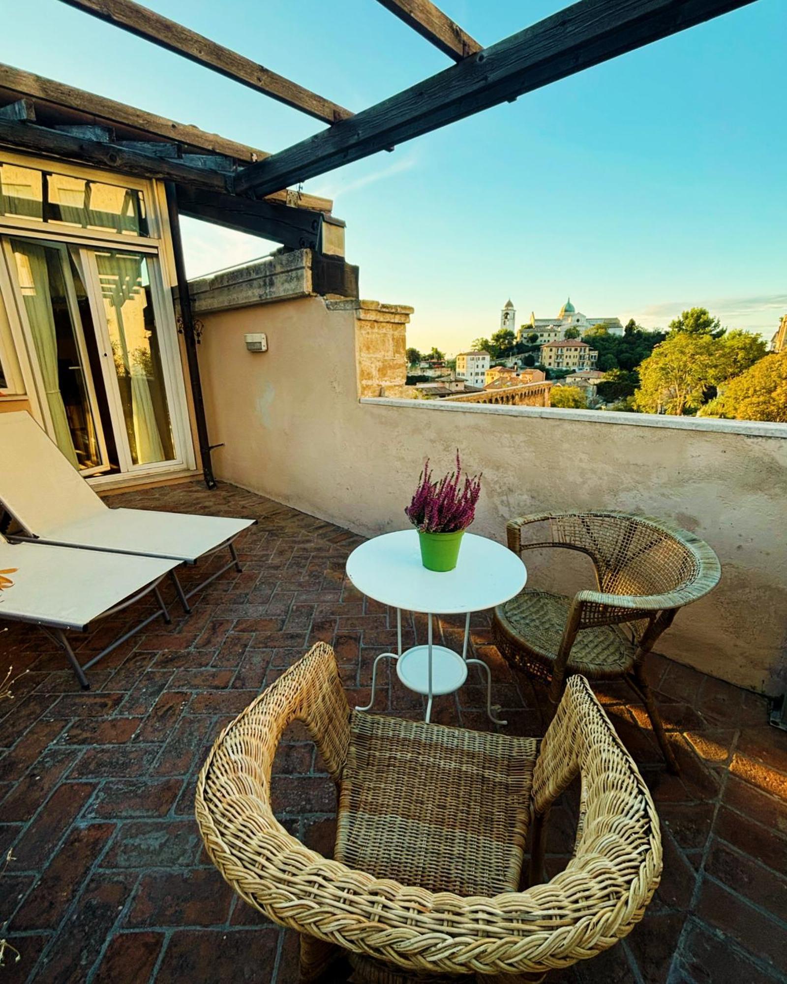 Domus Mirabilis Homestay アンコーナ エクステリア 写真